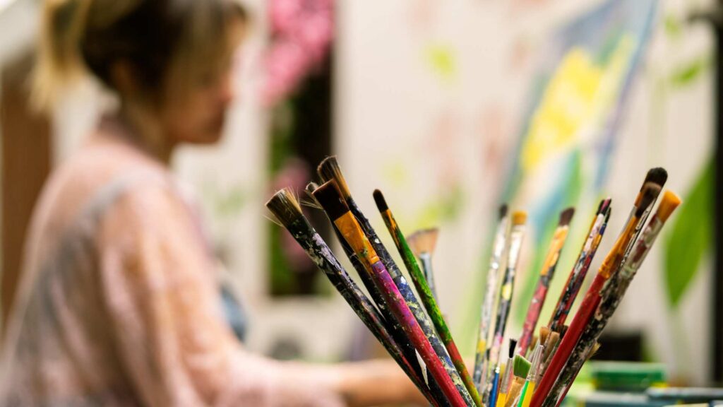 Taller de artes plásticas: el espacio donde la creatividad cobra forma